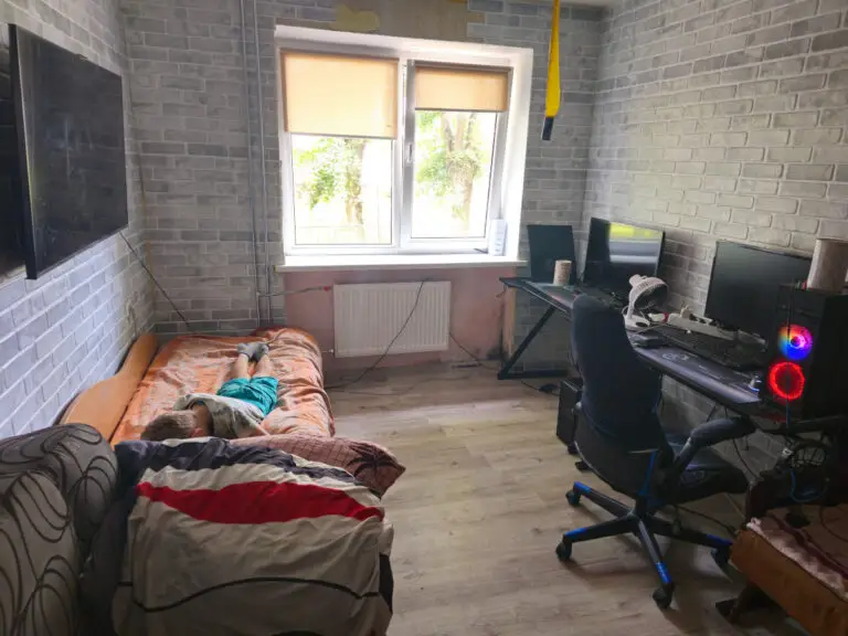 Mold growth in airtight renovated apartment caused by insufficient ventilation and moisture accumulation