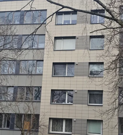 Renovated apartment building suitable for decentralized regenerative ventilation installation